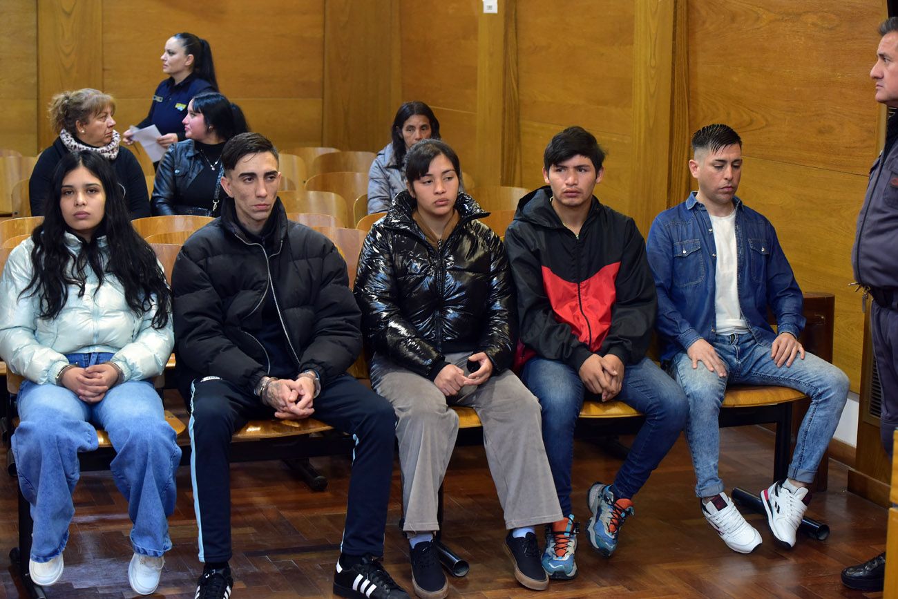 Condenados. La banda de viudas negras integradas (de izquierda a derecha) por Samirah Alejandra Roldán Soto, Brian Ezequiel Armesto, Lucía Olmos, Ángel Olmos y Walter Arce. (Nicolás Bravo / La Voz)