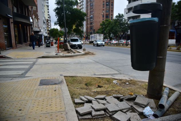 Están paralizadas las obras de bulevarizacion de la avenida San Juan.