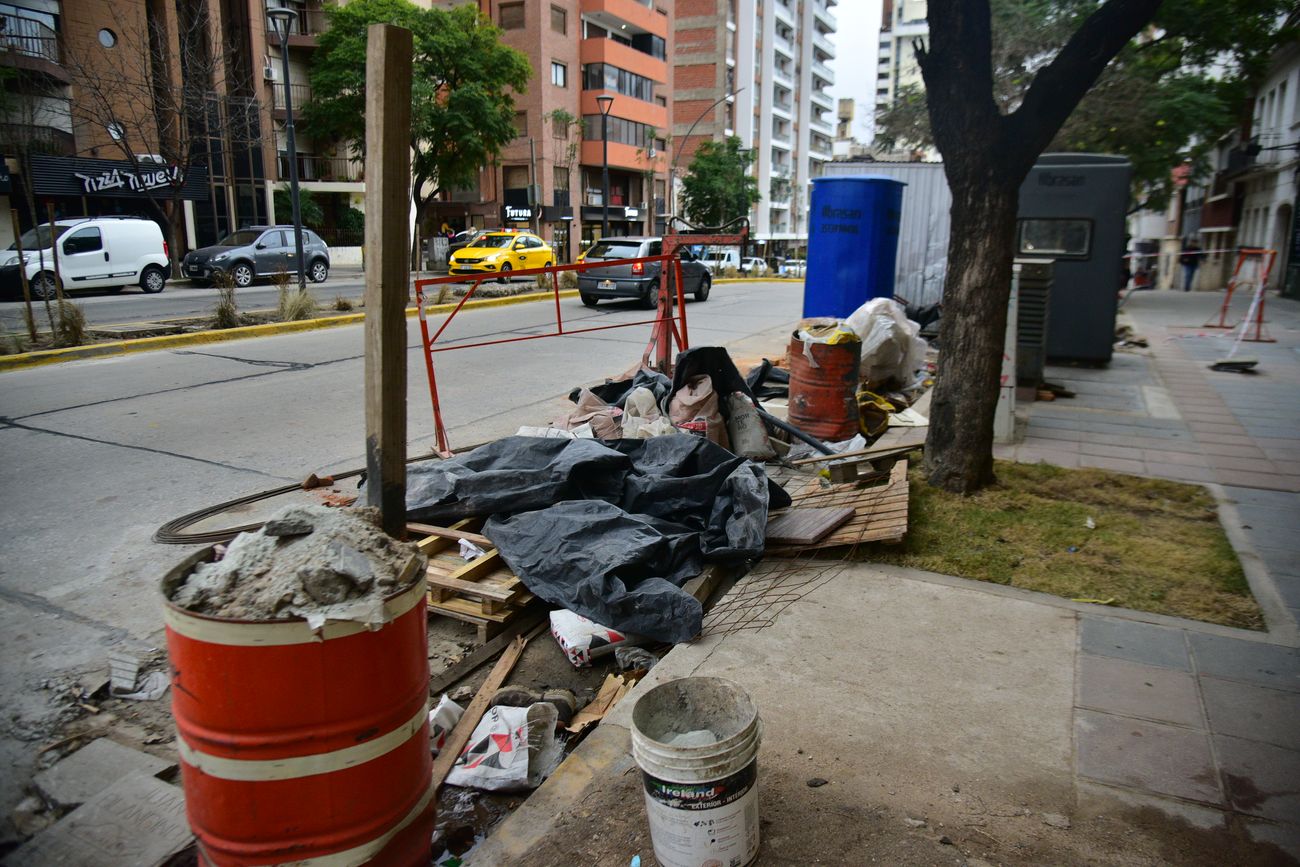 Están paralizadas las obras de bulevarizacion de la avenida San Juan.