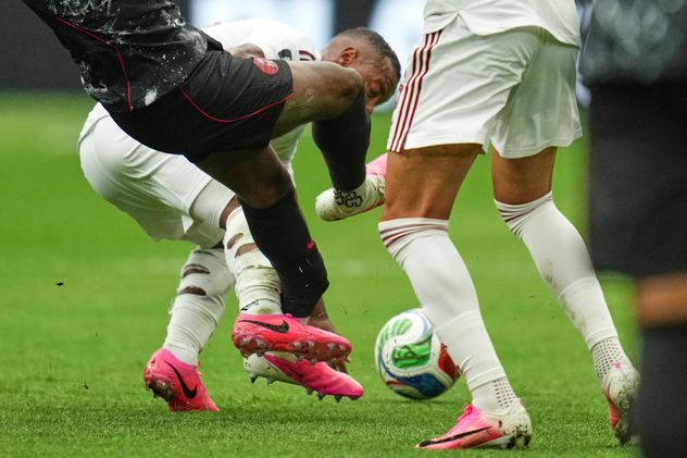 Ismael Koné sufrió una dura lesión en el partido que Canadá le ganó a Qatar. (AP)