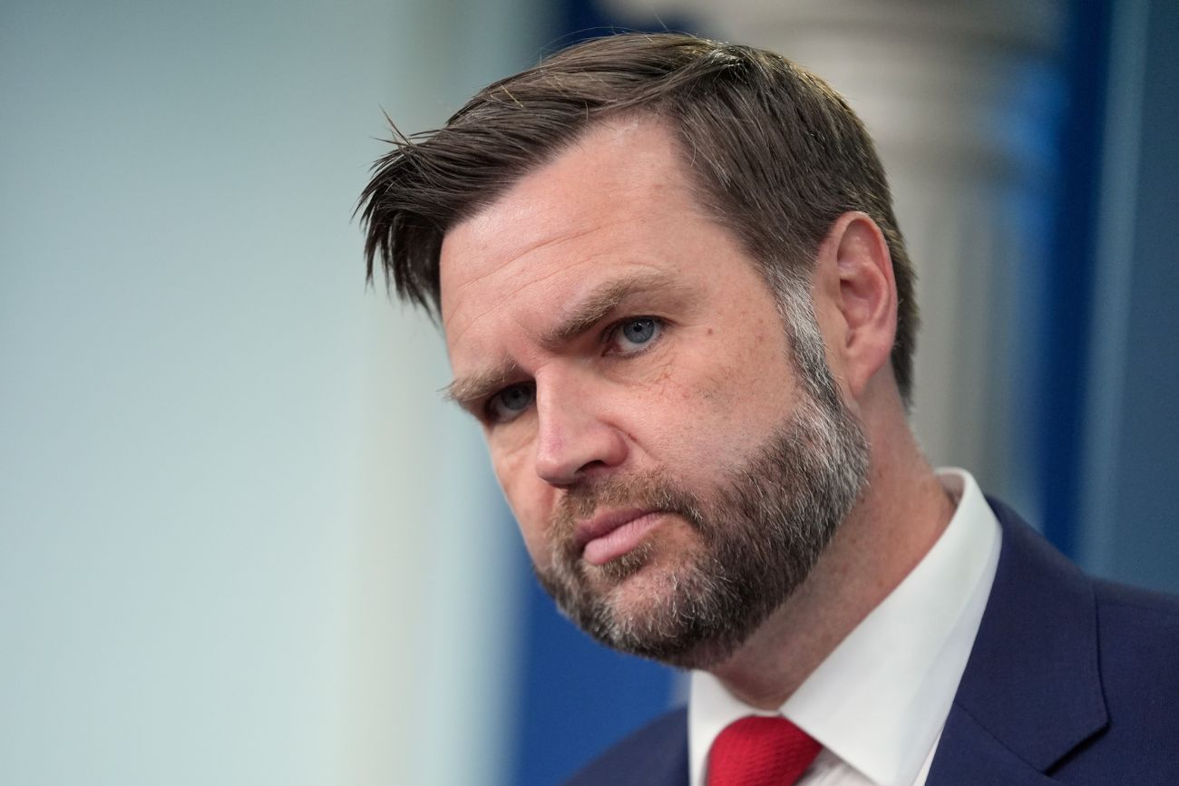 El vicepresidente JD Vance habla con los periodistas en la sala de prensa James S. Brady de la Casa Blanca, el jueves 18 de junio de 2026, en Washington. (Foto AP / Manuel Balce Ceneta)