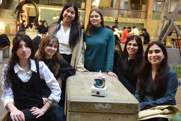 Integrantes del proyecto "SAMI" Sistema de Asistencia Materno Infantil. (Cátedra Ingeniería en Rehabilitación de 5to año de la carrera Ingeniería Biomédica).