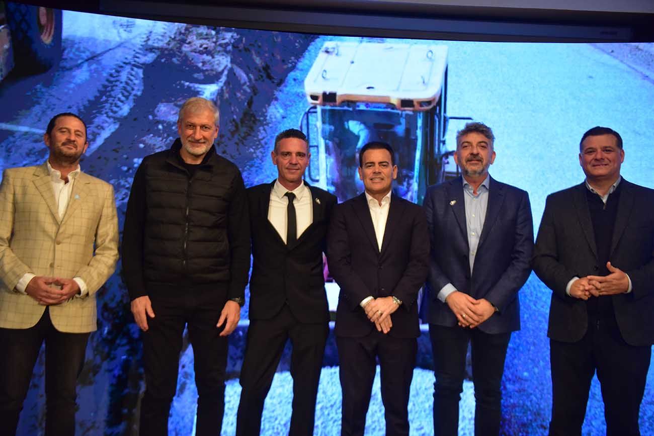 Lanzamiento: Tomás Kruger (arquitecto del proyecto), Campana, Martin, Rodio, Cristian Simaski (socio de Infinito Open) y Capitani. (José Gabriel Hernández)