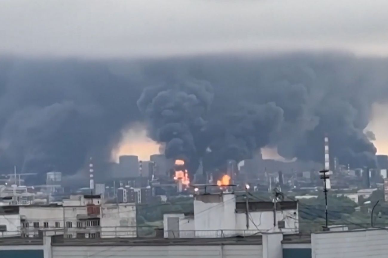Ucrania golpea una refinería clave en Moscú y paraliza más de 500 vuelos en un ataque masivo con drones.