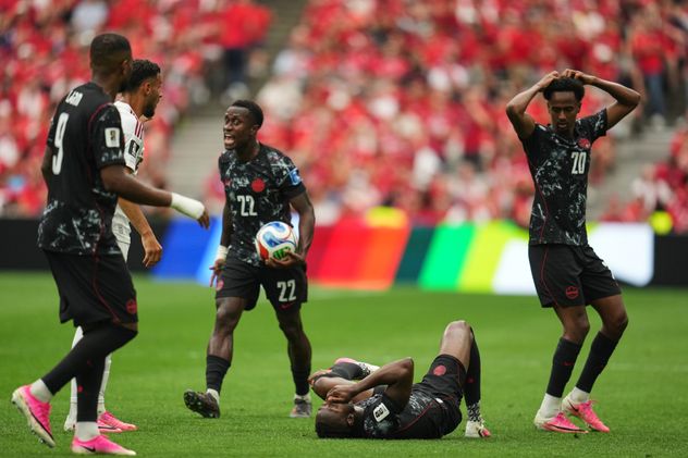 Ismael Koné sufrió una dura lesión en el partido que Canadá le ganó a Qatar. (AP)
