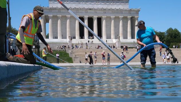 El tremendo fiasco de Trump con la piscina reflectante del Monumento a Lincoln.