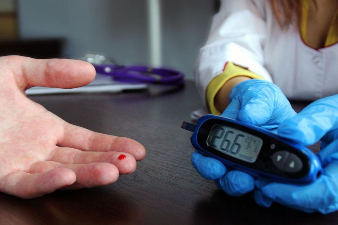 Un análisis de sangre en ayunas puede ayudar a detectar alteraciones metabólicas vinculadas con la resistencia a la insulina y el riesgo de desarrollar diabetes tipo 2.