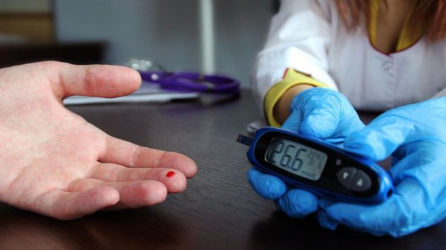 Un análisis de sangre en ayunas puede ayudar a detectar alteraciones metabólicas vinculadas con la resistencia a la insulina y el riesgo de desarrollar diabetes tipo 2.