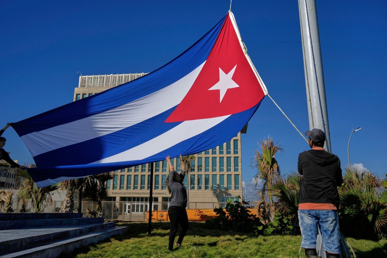 Cuba aprobó un histórico giro económico: habilitará bancos privados y más inversión extranjera. (Archivo / AP)