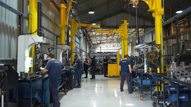 INTEGRACIÓN. La línea de producción de transmisiones y barras cardánicas de Aemco, de Industrias Colombo, en Brasil.