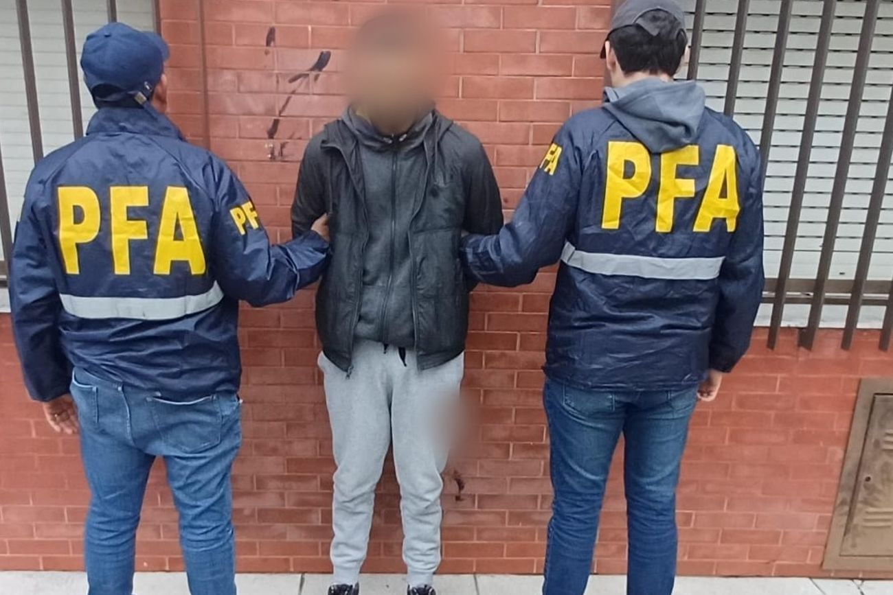 El sospechoso, al ser detenido. (PFA)