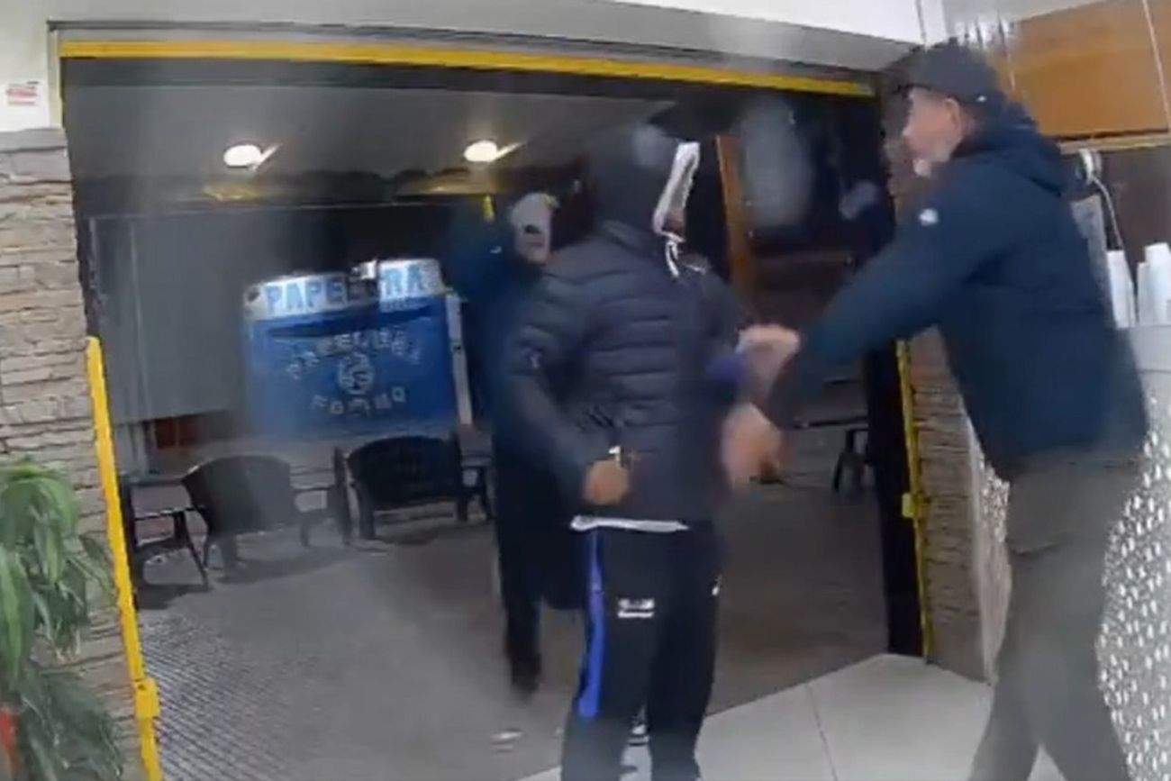 Violento asalto en La Matanza: lo acorralaron contra una heladería, se refugió en el lugar, amenazaron con matarlo. 