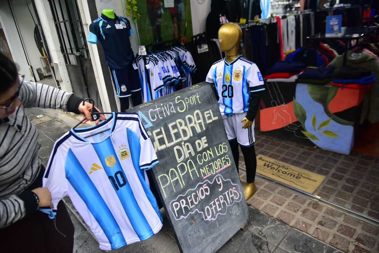 Venta de camisetas de la selección por el Día del Padre. (Pedro Castillo / La Voz)