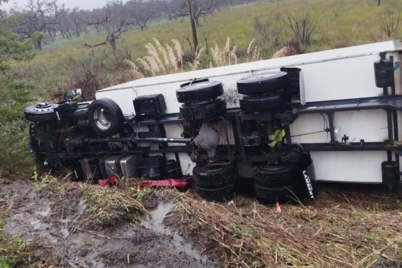 Ruta 11: dos hermanos murieron tras un violento choque entre un auto y un camión