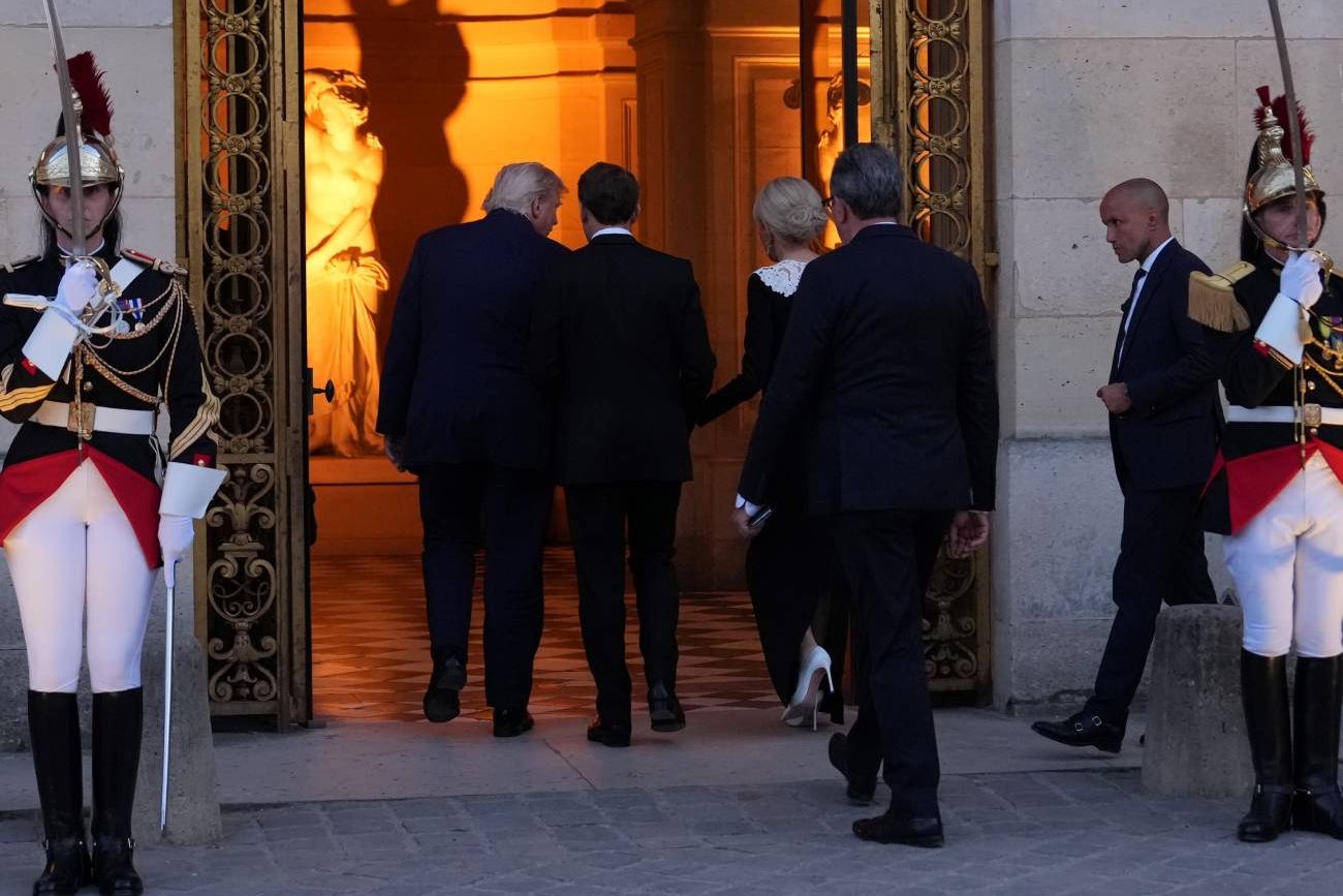 Donald Trump entra al Palacio de Versalles junto a Macron.