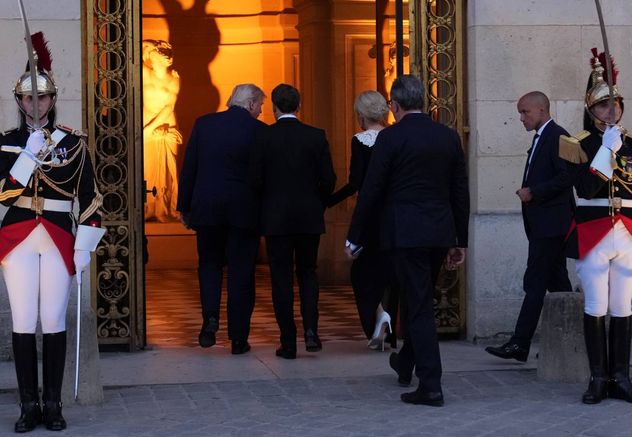 Donald Trump entra al Palacio de Versalles junto a Macron.