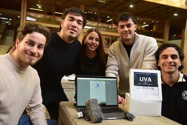 Integrantes del equipo de "LIVA", dispositivo de asistencia nocturna para padres con Hipoacusia. (Cátedra Ingeniería en Rehabilitación de 5to año de la carrera Ingeniería Biomédica).