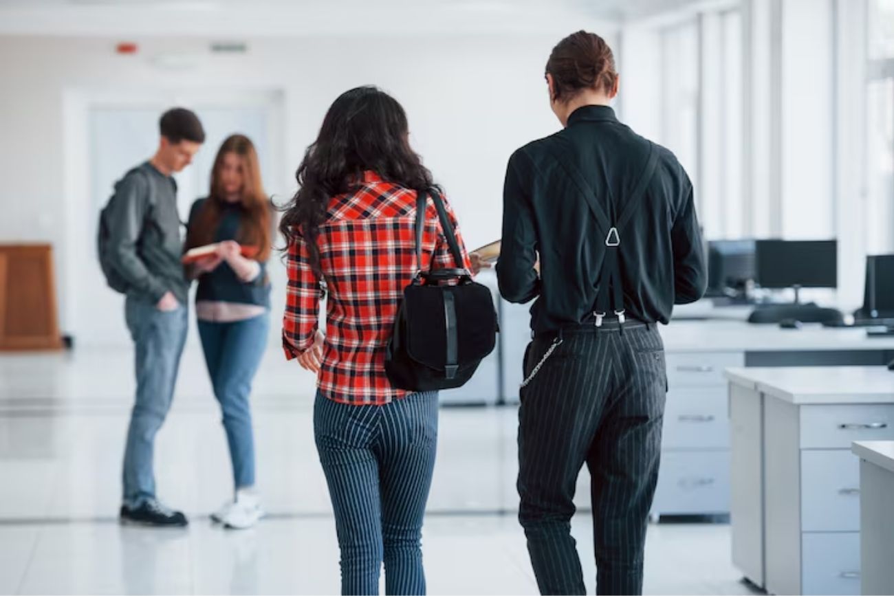 Según la psicología, quienes analizan un ambiente apenas llegan comparten este rasgo