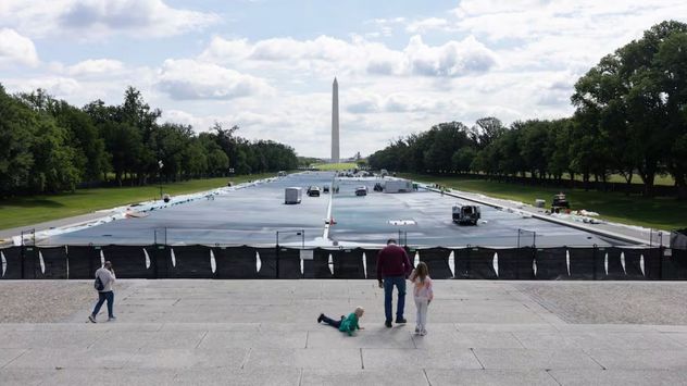 El tremendo fiasco de Trump con la piscina reflectante del Monumento a Lincoln.