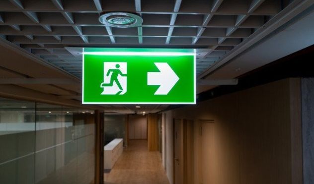 Según la psicología, quienes analizan un ambiente apenas llegan comparten este rasgo de personalidad.