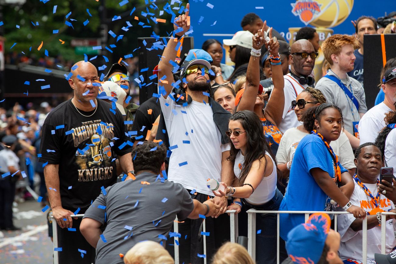 New York Knicks celebró el título de la NBA. El MVP de la final, Jalen Brunson, al frente de los festejos, con el trofeo. (AP)