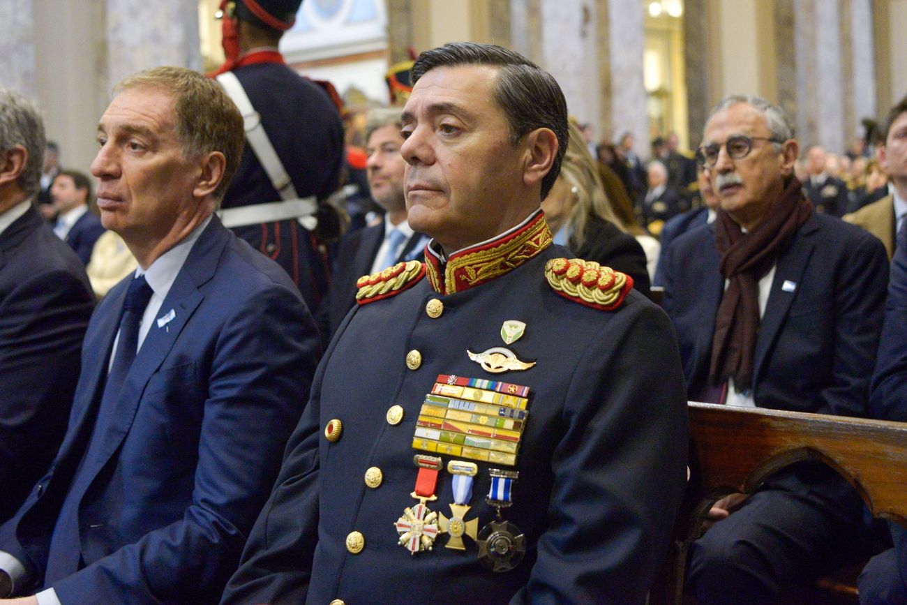 Gobierno de Milei: el ministro del Interior, Diego Santilli, y el de Defensa, Carlos Presti, en la celebración del 25 de Mayo.