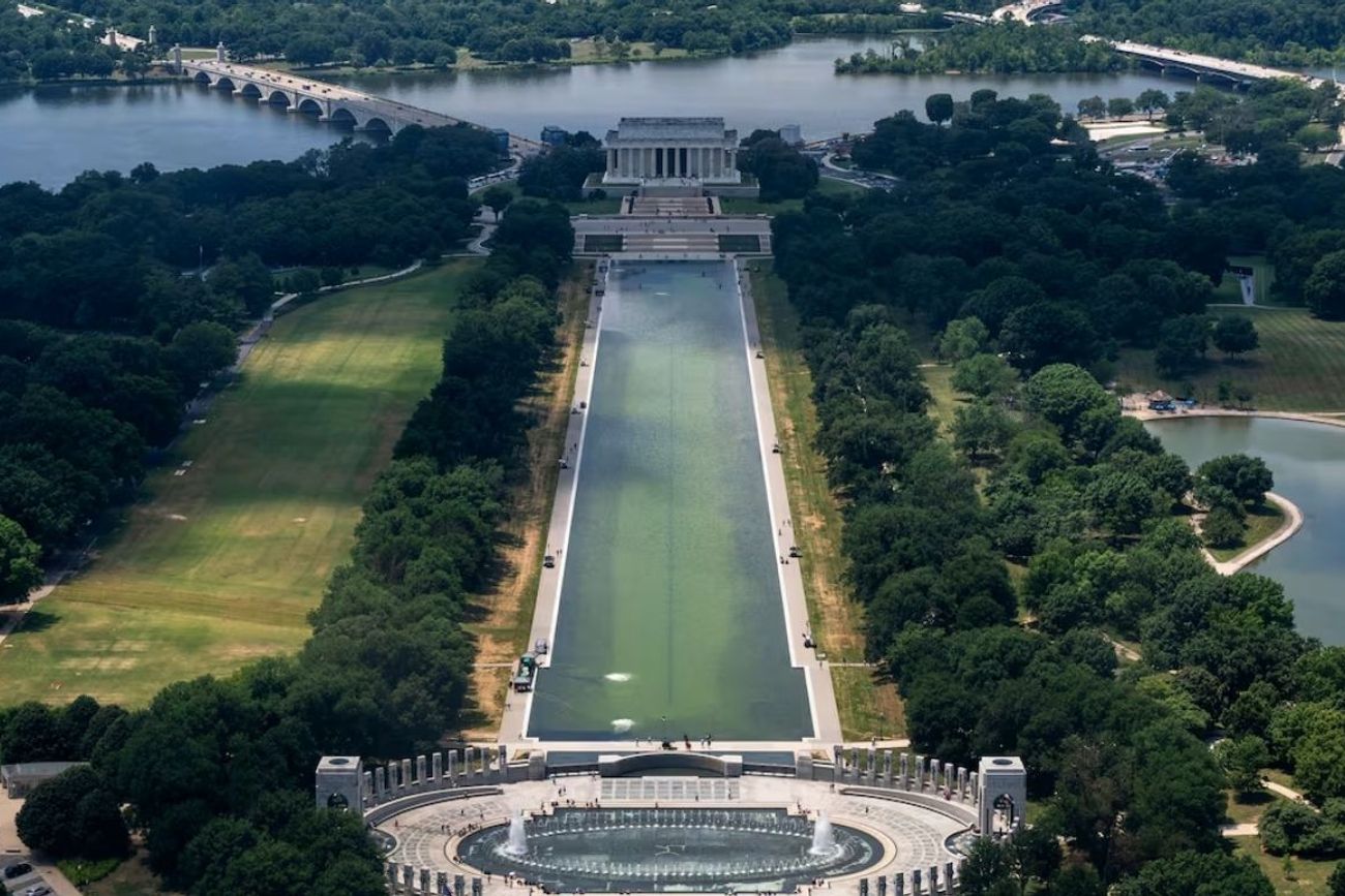 El tremendo fiasco de Trump con la piscina reflectante del Monumento a Lincoln.
