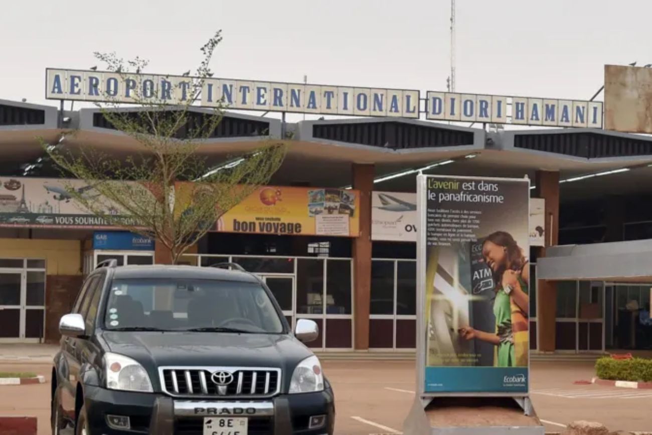 Horror en África: al menos 35 muertos tras un ataque armado en el principal aeropuerto de Níger. (@GazetteNGR)