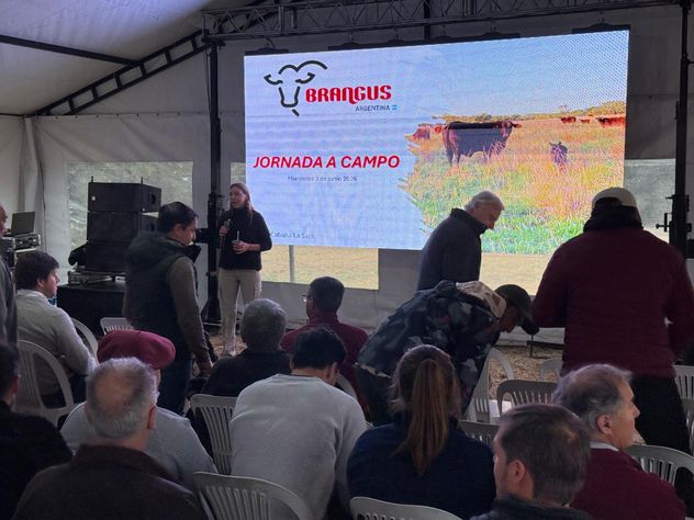 LA CHARLA INFORMATIVA JUNTO A LA AAB.