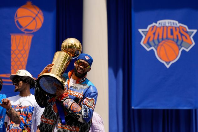 New York Knicks celebró el título de la NBA. Karl-Anthony Towns con el trofeo.
