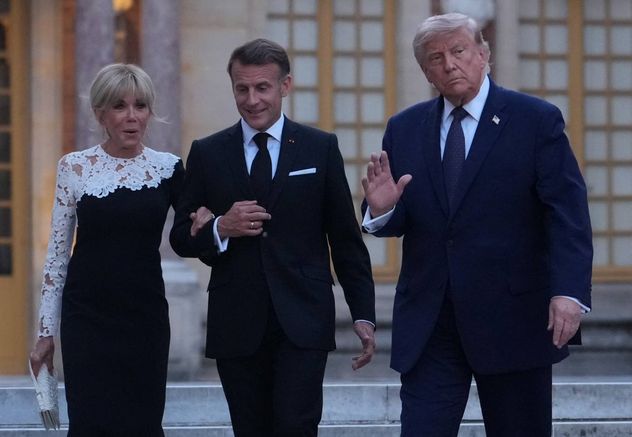 Donald Trump entra al Palacio de Versalles junto a Macron.