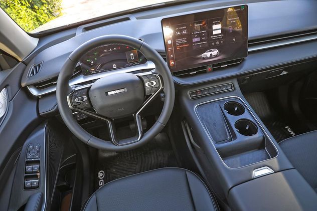 Dispone de pantalla multimedia de 14,6” y un tablero digital de instrumentos de 10,25”, el cual se complementa con un sistema Head-Up Display (HUD), que proyecta información de manejo sobre el parabrisas.