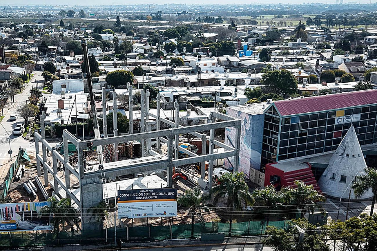 El gobernador Martín Llaryora supervisó las obras de la Universidad Provincial en Villa El Libertador.