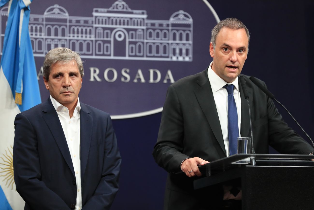 Manuel Adorni y Luis Caputo.