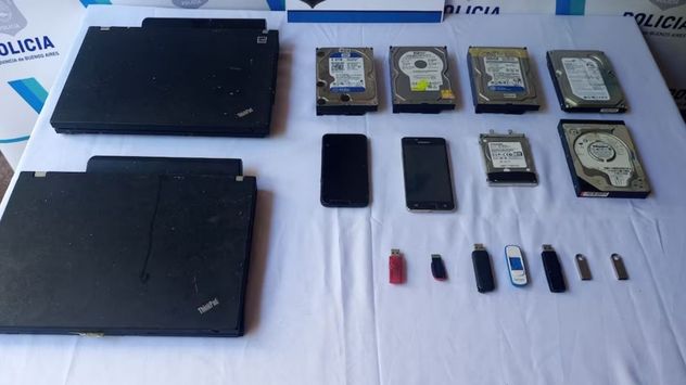 Tenía 50 perfiles falsos en redes y las claves anotadas: así operaba un acusado de distribuir material de abuso sexual infantil.