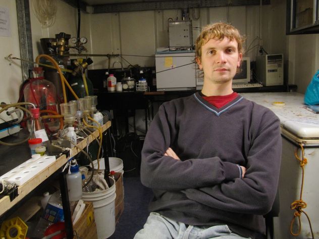 En el laboratorio donde se hacen las determinaciones de la composición química de los microplásticos.