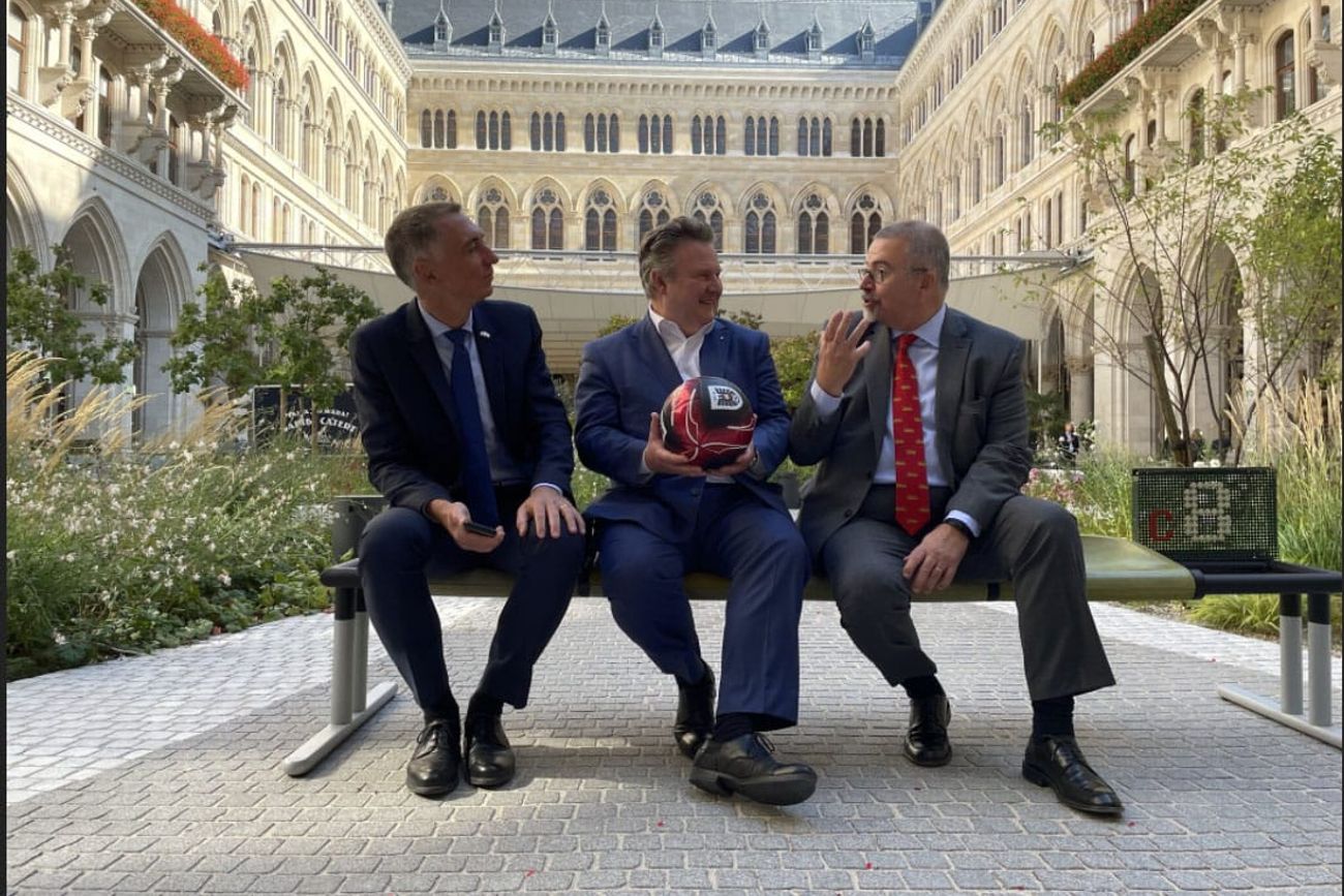 El alcalde de Viena, Michael Ludwig, posa en el centro de la imagen. Sentados sobre las viejas butacas del "Chateau" lo acompañan los diplomáticos Ralf Beste y Gustavo Ainchil.