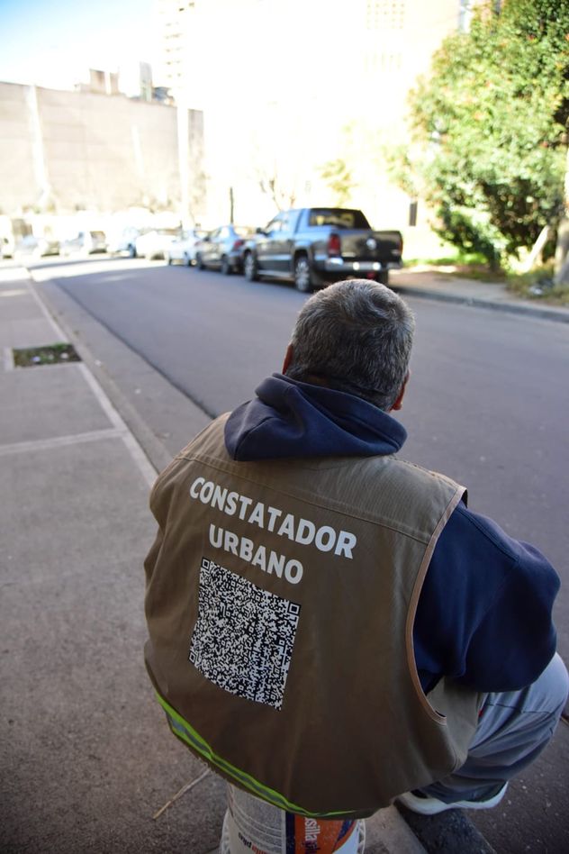 Estacionamiento medido y controlado por un constatador urbano en la zona de Tribunales 2, Córdoba.