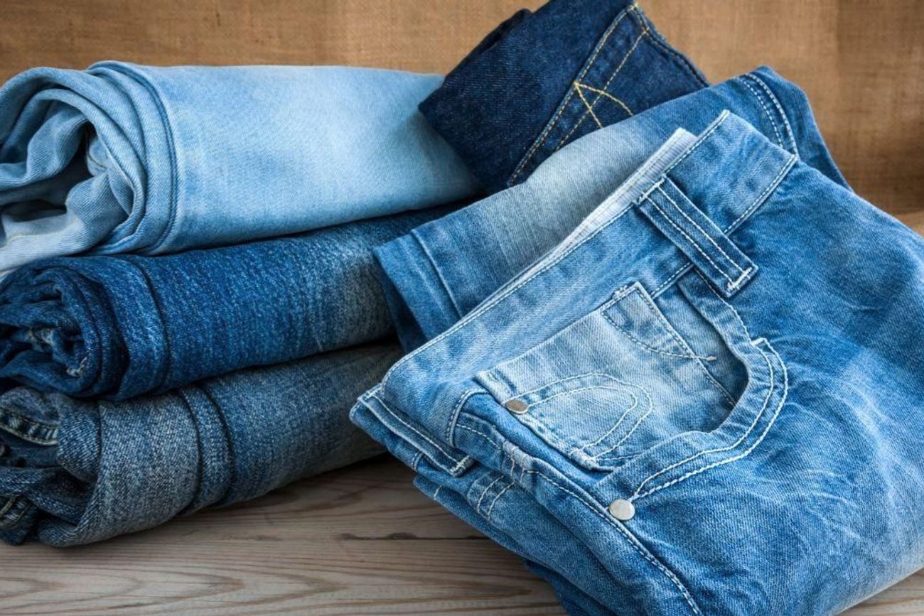 El vinagre blanco y la sal son dos ingredientes que muchas personas utilizan para ayudar a conservar el color de los jeans durante más tiempo.