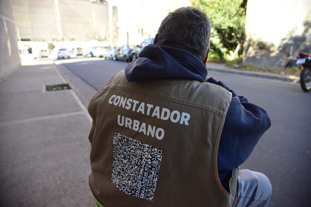 Estacionamiento medido y controlado por un constatador urbano en la zona de Tribunales 2, Córdoba.