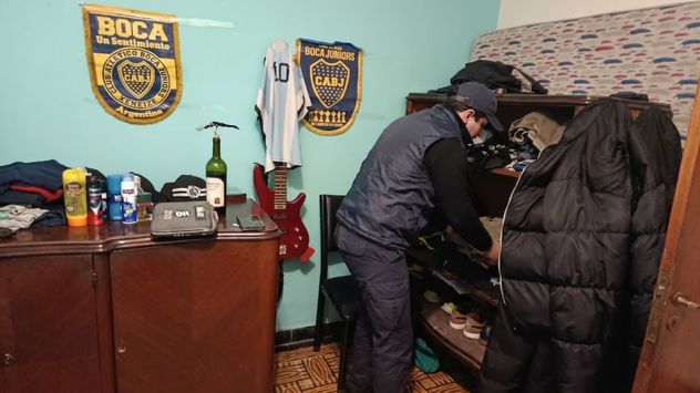 Tenía 50 perfiles falsos en redes y las claves anotadas: así operaba un acusado de distribuir material de abuso sexual infantil.