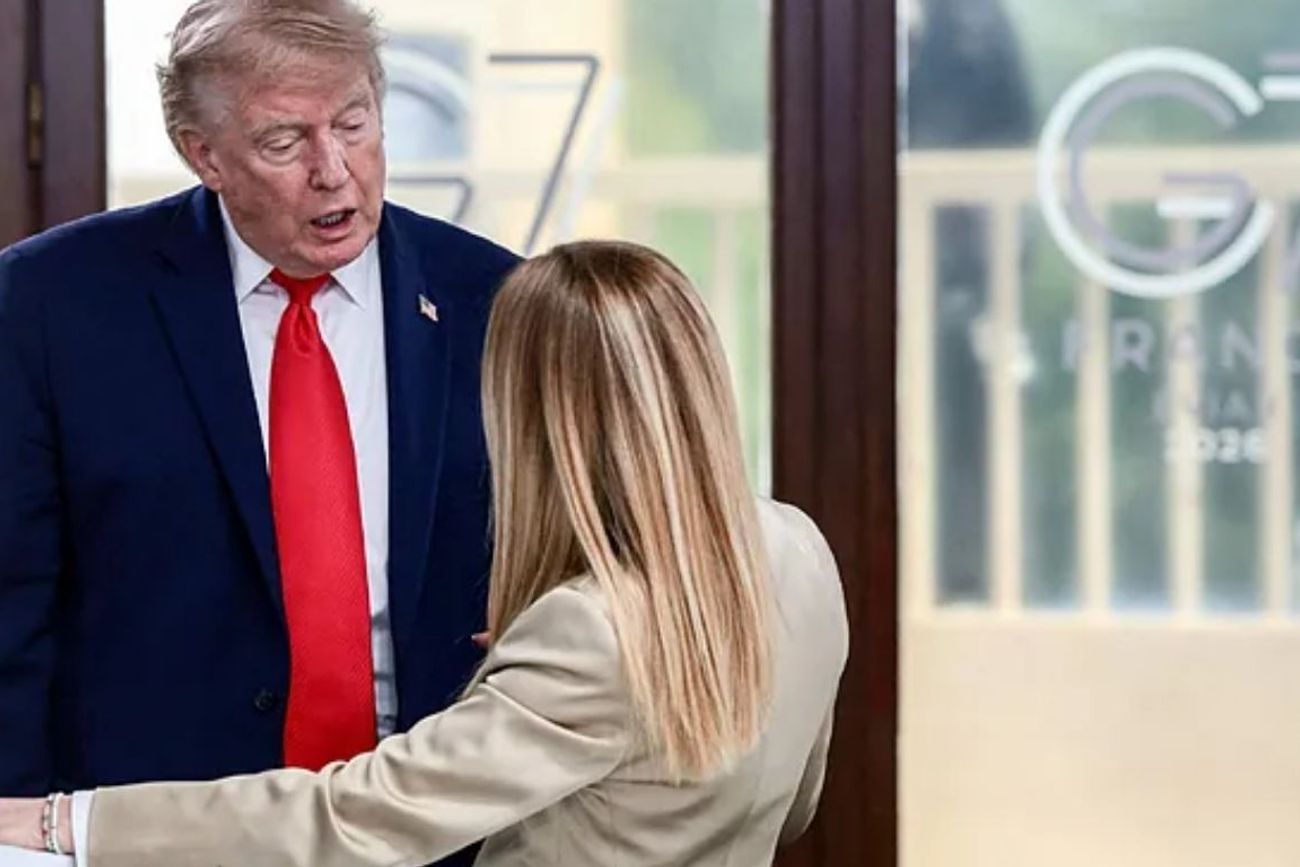“Me rogó que me sacara una foto con ella”: Trump se burla de Meloni y estalla un escándalo con Italia.