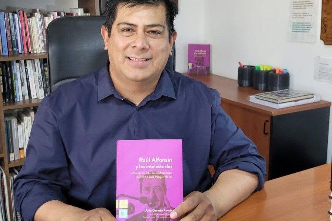 Alfio Acosta con un ejemplar de su libro "Alfonsín y los intelectuales". 