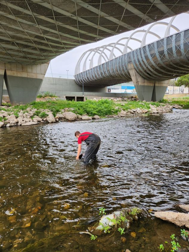 Muestreo en campo: en el río Suquía buscando microplásticos en los sedimentos.