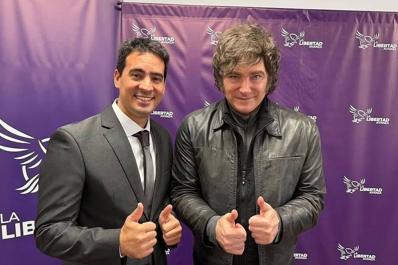 Adrián Ravier junto a Javier Milei.