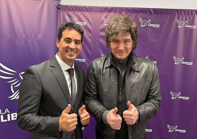 Adrián Ravier junto a Javier Milei.