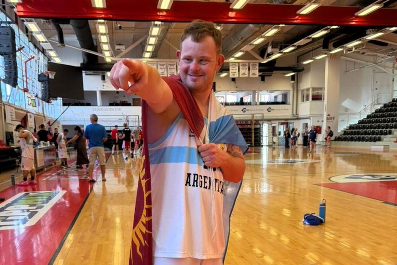 Leonardo Seculini, campeón mundial de básquet para equipos con síndrome de Down. El único cordobés de la selección nacional. 