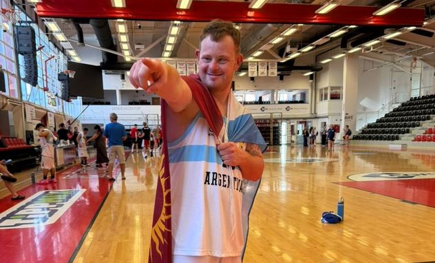 Leonardo Seculini, campeón mundial de básquet para equipos con síndrome de Down. El único cordobés de la selección nacional.