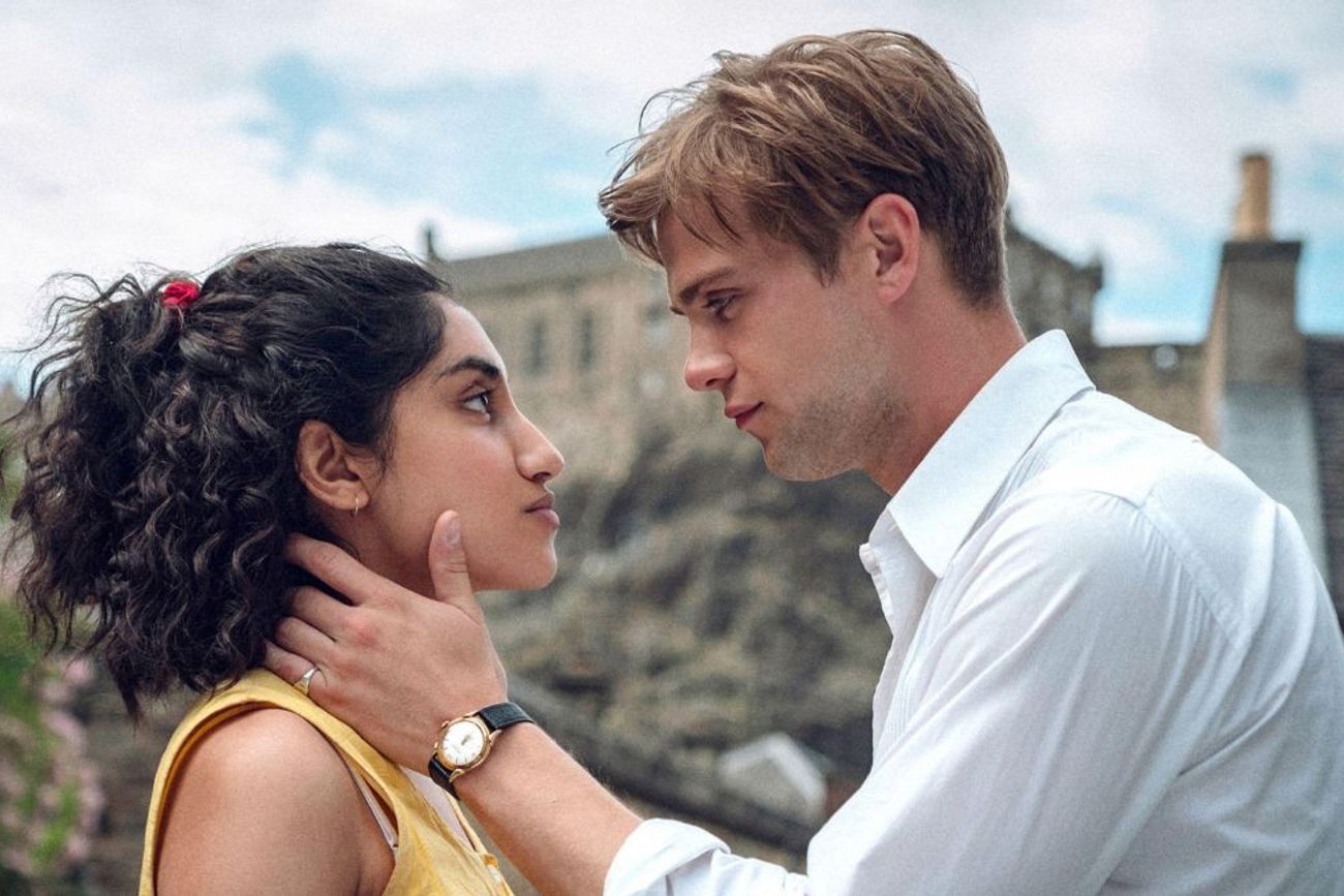 La producción británica adapta la famosa novela de David Nicholls y propone una mirada diferente sobre el amor, el paso del tiempo y las segundas oportunidades.