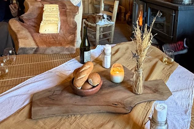 La gastronomía local también expresa una relación profunda con el paisaje, las estaciones y quienes trabajan la tierra.